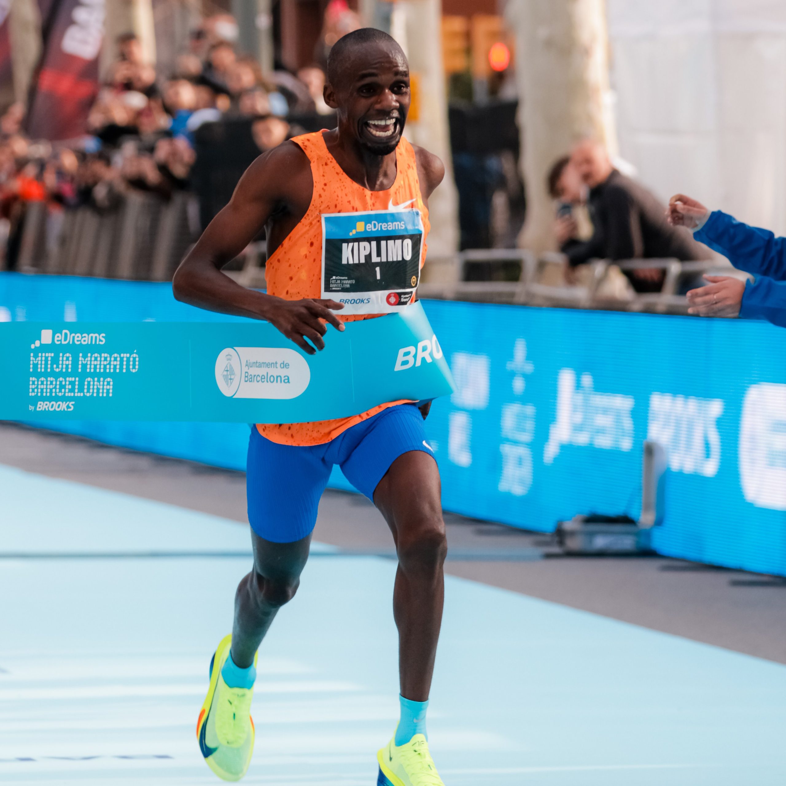Jacob Kiplimo Storms to Chicago Marathon Victory in Record Breaking Form